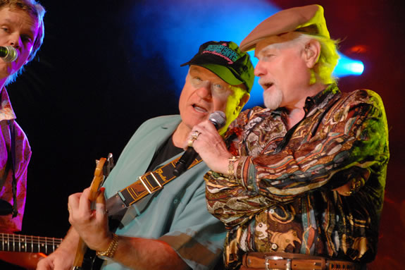 Patrick Kelly and Mike Love of the Beach Boys enjoy a musical number in 2006.<br /><em>Photo courtesy of Professional Liability Underwriting Society</em>